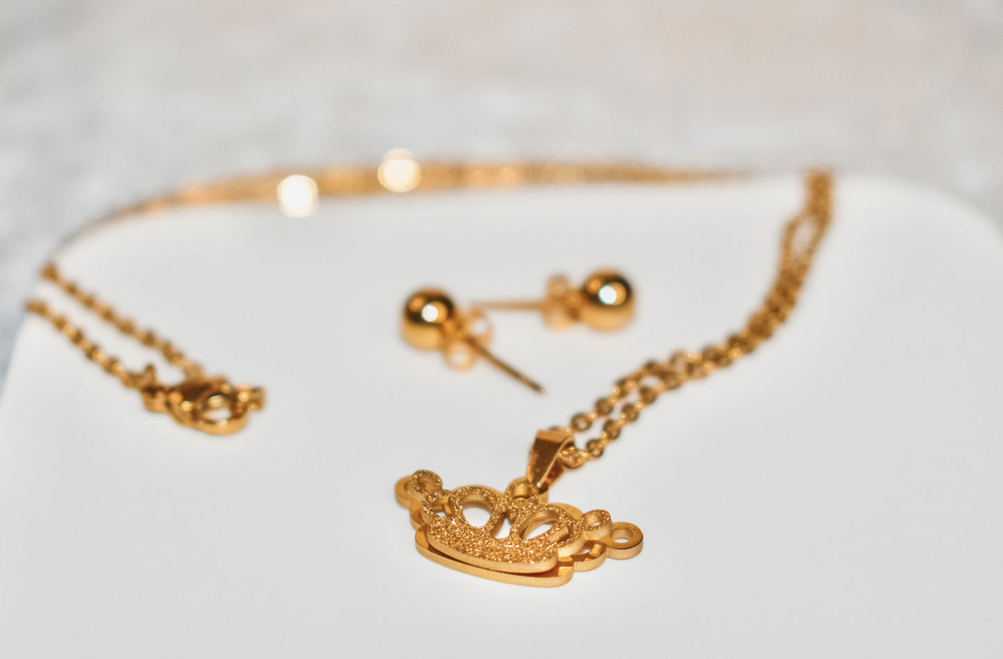 Queen necklace set