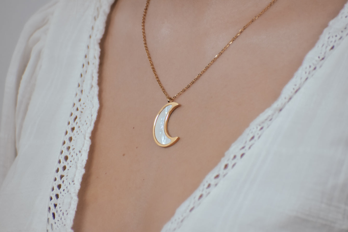 White moon necklace set