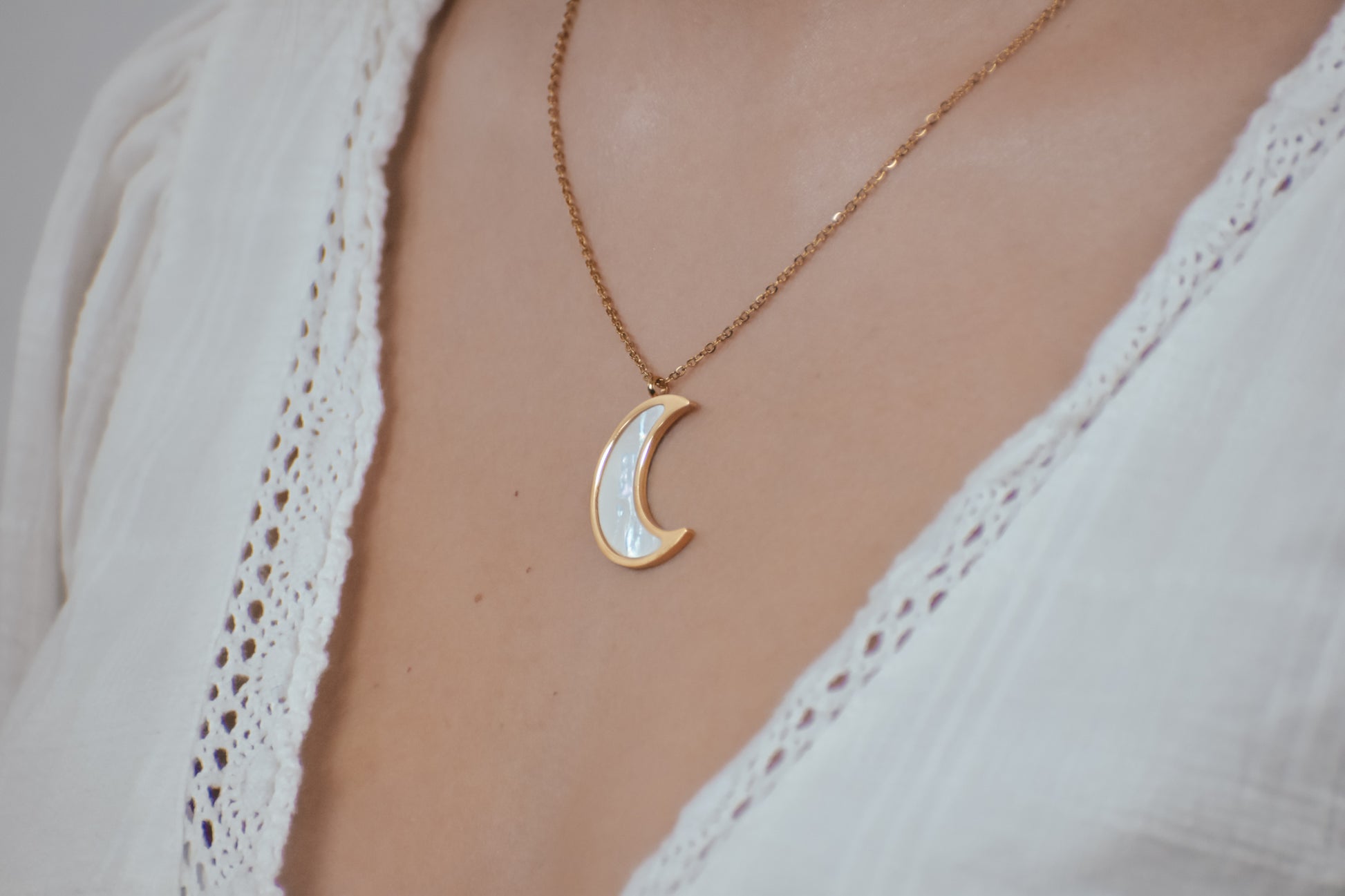 White moon necklace set
